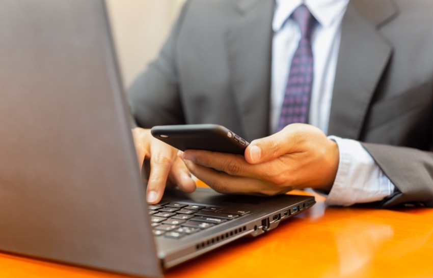 Profissional conduzindo planejamento sucessório com tecnologia e profundidade analítica